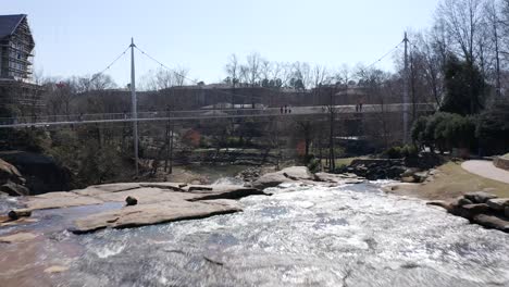 Flug-In-Richtung-Liberty-Bridge-Mit-Wasserfall-In-Greenville,-South-Carolina