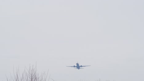 Blaues-Flugzeug-Beim-Start-An-Einem-Nebligen-Tag