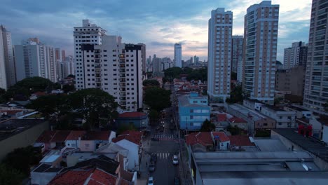 Fliegen-Durch-Ein-Ruhiges-Stadtbild,-Blaue-Stunde-In-Sao-Paulo,-Brasilien---Luftaufnahme