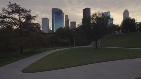 Enthüllung-Der-Skyline-Von-Houston-Vom-Bayou-Park-Am-Morgen-Mit-Wolken