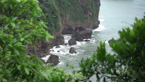 Die-Wellen,-Die-Gegen-Die-Felsen-An-Der-Küste-Der-Südsee-Von-Java-Schlagen