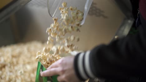 Popcorn-Wird-In-Eine-Tüte-Geschöpft-Und-In-Zeitlupe-In-Einem-Kino-Serviert
