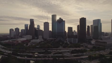 Antenne---Skyline-Von-Houston-Bei-Bewölktem-Sonnenaufgang