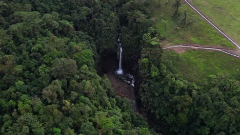Wasserfall-In-Den-Bergen-Von-Sarchi-In-Costa-Rica