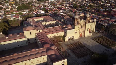 Absteigende-Drohnenaufnahme-Der-Kathedrale-Unserer-Lieben-Frau-Von-Der-Himmelfahrt-In-Oaxaca-Bei-Sonnenuntergang