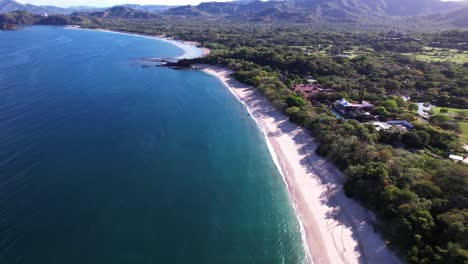 Esta-Es-Playa-Conchal,-Una-De-Las-Mejores-Playas-Del-Mundo-Con-Arena-Blanca-Llena-De-Conchas-Y-Aguas-Cristalinas