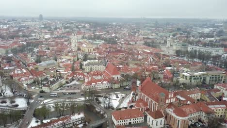 Aerial-shot-with-a-slow-pan-above-the-old-town-of-Vilnius,-Lithuania