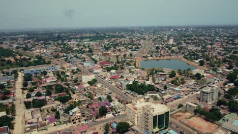 Filmische-Kreisförmige-Luftaufnahme-Des-Afrikanischen-Stadtverkehrs,-Die-Wasserrückhaltung-Zeigt,-Lomé,-Westafrika