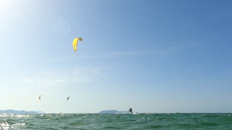 Akrobatisches-Kitesurfer-Training-Mit-Kitesurfen-Für-Sportkonzept-Und-Gesunden-Lebensstil