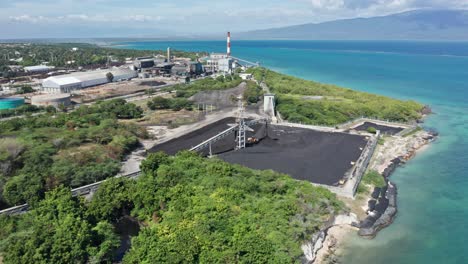 Luftaufnahme-Von-Kohlenstoff-Für-Die-Maquinarias-Del-Ingenio-Barahona,-Energieanlage-An-Der-Küste-Von-Punta-Portillo-In-Der-Dominikanischen-Republik