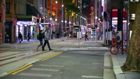 Gente-Caminando-En-George-Street-En-Medio-De-La-Propagación-De-La-Nueva-Pandemia-De-Covid-19-En-Nsw,-Australia