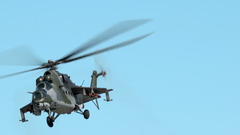 Mil-Mi-24v-Hind-E-Flugzeuge-Der-Luftwaffe-Der-Tschechischen-Republik,-Die-Auf-Der-Airshow-Gdynia-Aerobaltic-2021-Gegen-Den-Blauen-Himmel-Fliegen