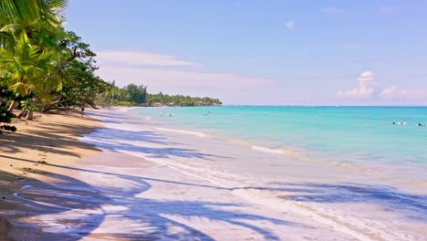 Menschen-Schwimmen-Im-Sommer-Am-Tropischen-Sandstrand-In-Playa-Bonita,-Las-Terrenas,-Dominikanische-Republik