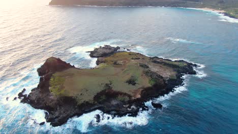 Drone-Inclinándose-Hacia-Abajo-Sobre-Una-Mini-Isla-Privada-En-Hawaii-Con-Oahu-En-El-Fondo
