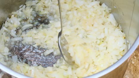 Kosher-military-food-pot-with-onions-frying-in-the-oil