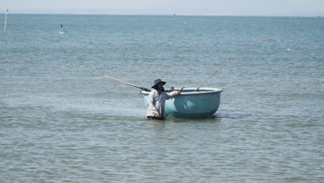 Vietnamesischer-Fischer,-Der-Fischkorbboot-Trägt,-Während-Er-Im-Ozean-Geht