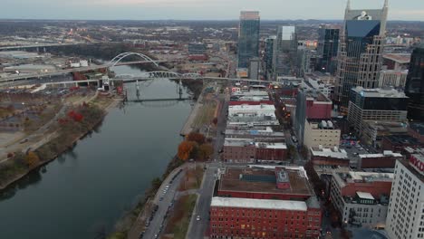 Luftdrohnenansicht-über-Das-Stadtbild-Von-Nashville-In-Richtung-Der-Brücken-Am-Cumberland-River