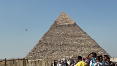 Turistas-Visitando-La-Meseta-De-Giza-Con-La-Gran-Esfinge-Y-El-Complejo-Piramidal-De-Giza,-El-Cairo,-Egipto