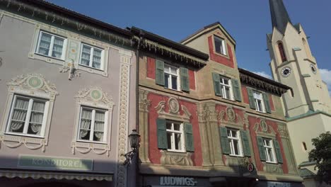 Street-view-of-traditional-historical-bavarian-buildings-in-the-Ludwigstraße-of-Partenkirchen-in-Bavaria