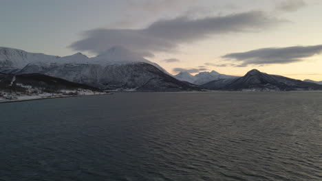 Weiße-Berggipfel-Im-Norden-Norwegens-In-Einem-Wintersonnenuntergang---Luftaufnahme