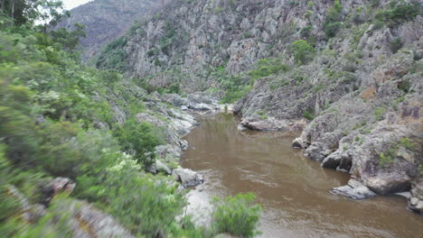 Pov-Vuelo-Bajo-Río-Abajo-En-El-Cañón-Del-Río-Remoto-Hasta-El-Campamento-A-La-Derecha