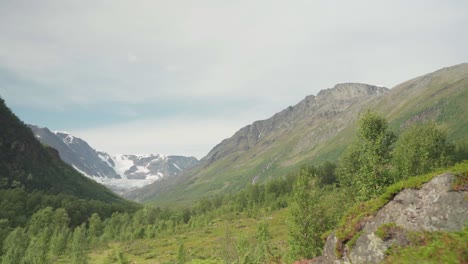 Vista-De-La-Caminata-De-Montaña-En-Lyngsdalen-En-Un-Día-De-Brisa-En-Noruega