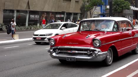 1957-Chevrolet-Bel-Air-Sport-Sedan-Conduciendo-En-La-Ciudad-De-Sao-Paulo,-Brasil