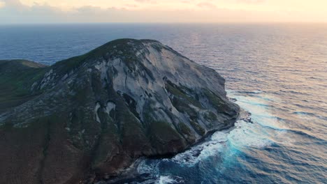 Parallax-close-up-of-Rabbit-island-on-oahu-during-the-sunrise