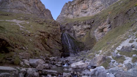 Cola-de-caballo-waterfall-in-Ordesa-national-park,-Huesca,-Spain