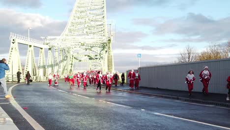 Zeitlupen-Wohltätigkeits-Santa-Dash-Fun-Run-Rennen-über-Die-Runcorn-Silver-Jubilee-Bridge