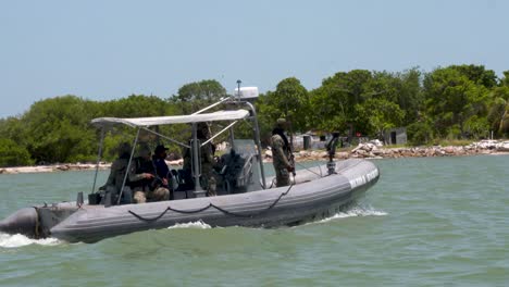 Mexikanische-Marinesoldaten-Patrouillieren-An-Bord-Eines-Schnellboots-In-Der-Bucht-Von-Del-Carmen