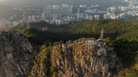 Einheimische-Und-Touristen-Sitzen-Auf-Dem-Lion-Rock-Ridge-Mit-Blick-Auf-Die-Skyline-Von-Hongkong