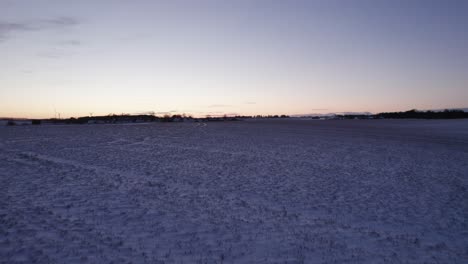 Erstaunliche-Winterlandschaft-Mit-Bäumen-Und-Feldern,-Die-Mit-Weißem-Schnee-Bis-Zum-Horizont-An-Einem-Hellen-Kalten-Morgen-In-Dänemark-Während-Der-Goldenen-Stunde-Bedeckt-Sind