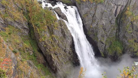Blick-Entlang-Des-Beeindruckenden-Wasserfalls-Von-Voringfoss,-Der-In-Die-Tiefe-Reicht