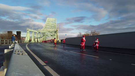 Wohltätigkeits-Santa-Dash-Marathon-Vergnügungslauf-über-Die-Runcorn-Silver-Jubilee-Bridge
