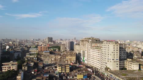 Toma-De-Vista-Aérea-De-Edificios-Repletos-De-Dhaka-Con-Cámara-Moviéndose-En-El-Aire