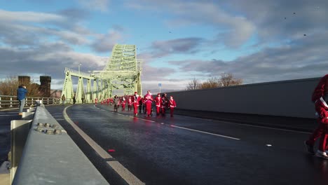 Wohltätigkeits-Santa-Dash-Marathon-Vergnügungslauf-Tradition-über-Die-Runcorn-Silver-Jubilee-Bridge