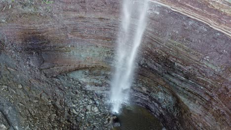 Waterfall-at-the-Devils-punch-bowl-top-down-view-at-Stoney-Creek,-Hamilton