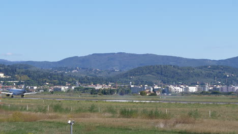 Vueling-verkehrsflugzeug,-Das-Schnell-Auf-Der-Landebahn-Des-Flughafens-Florenz-In-Italien-Läuft
