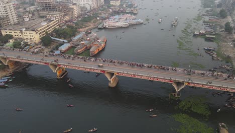 Antenne-über-Der-Alten-Stadt-Dhaka-Mit-Brücke-Und-Flusshafen-In-Bangladesch