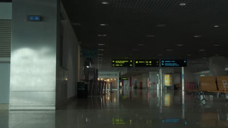 Vista-De-Una-Terminal-De-Aeropuerto-Vacía-Después-De-Casos-De-Aumento-De-Omicron-En-Portugal