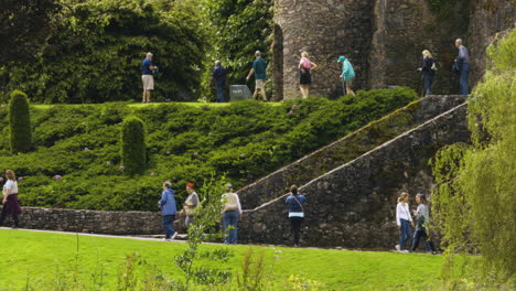 Reisende,-Die-Das-Berühmte-Schloss-Und-Die-Gärten-Von-Blarney-In-Der-Republik-Irland-Besuchen