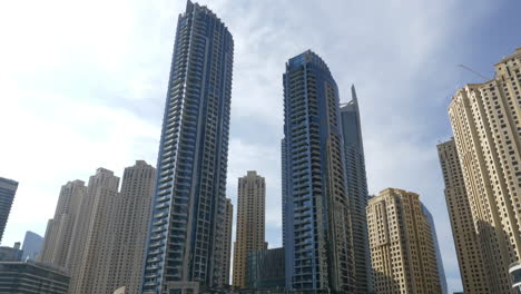 Edificios-De-Gran-Altura-Del-Hotel-Intercontinental-En-Dubai-Marina-En-Dubai,-Emiratos-árabes-Unidos-Contra-El-Cielo-Brillante