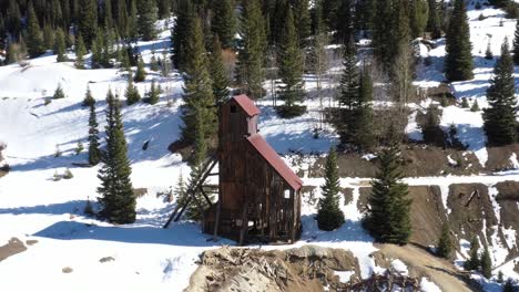 Abandoned-antique-mining-structure-in-Colorado-mountains-with-drone-shot-pulling-out