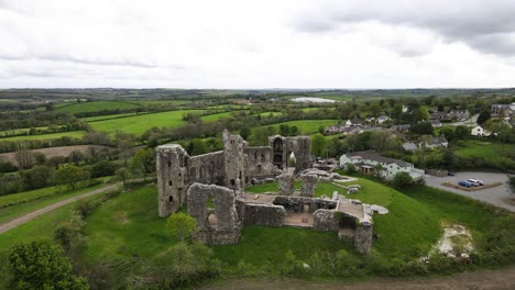 Llawhaden-Castle-Mit-Dorf-Im-Hintergrund,-Wales-In-Großbritannien