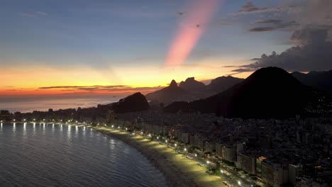 Cielo-Del-Atardecer-En-La-Playa-De-Copacabana-En-Río-De-Janeiro,-Brasil