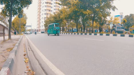 Una-Carretera-Muy-Transitada-Donde-Los-Vehículos-Pasan-Muy-Rápido-Desde-Gulshan,-Dhaka,-Bangladesh