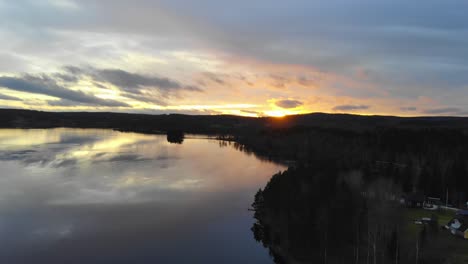 Drohnenaufnahmen-Vom-Sonnenuntergang-Am-See-In-Schweden