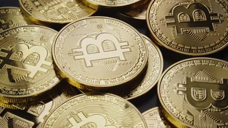 Nehmen-Und-Zurücklegen-Einer-Physischen-Bitcoin--Oder-BTC-Münze