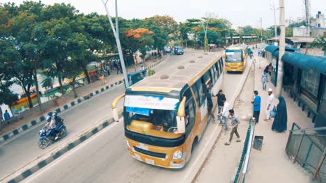 Una-Parada-De-Autobús-De-Hatirjheel-Donde-Los-Pasajeros-Están-Esperando-El-Autobús-En-Dhaka,-Bangladesh